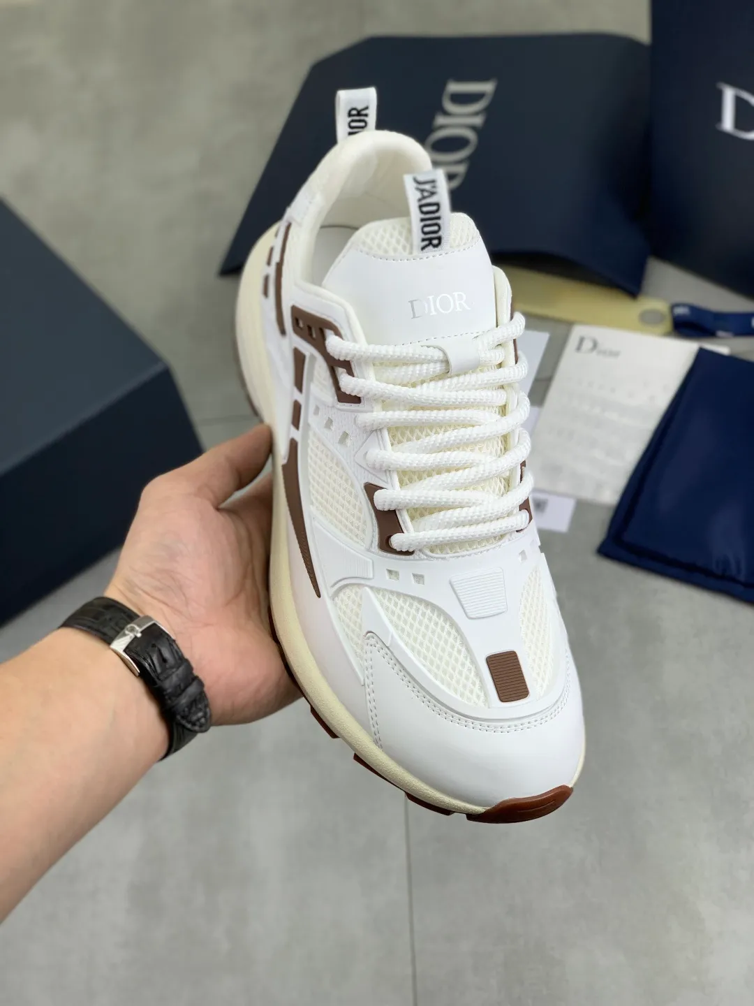 Men's Men's Shoes P600💰💎💎💎Top quality DIOR men's low-top sneakers series Newly launched this season, this low-top sneaker is one of the flagship styles of the series. Crafted from cowhide leather uppers combined with mesh and white technical fabric, it's finished with reflective graphic logos. Featuring logos on the heel and tongue, the extra-light sculpted rubber sole with signature embellishments enhances style, and internal stretch details create an ideal comfort fit that pairs well with a variety of casual looks. Shows fashionable and modern sports style Size:39-45 (38 46 customized)